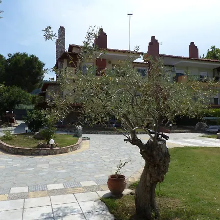 Makis Nest アパートホテル