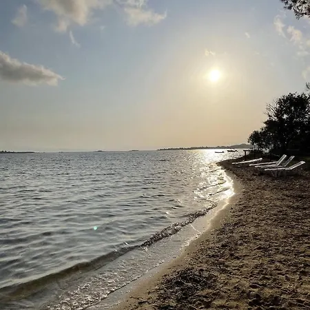 Makis Nest アパートホテル 3*