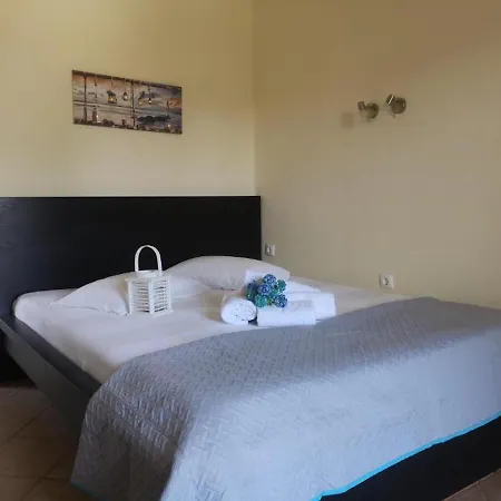 Makis Nest ブアブロウ