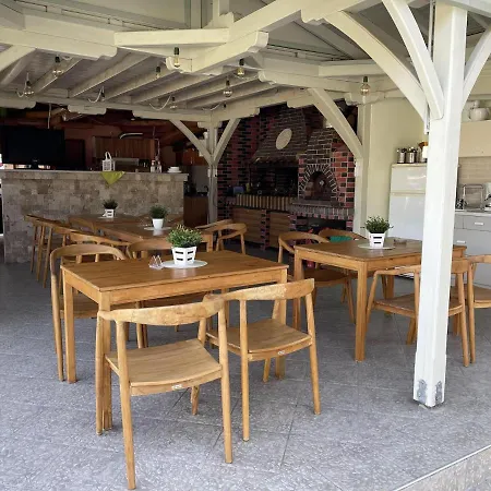 Makis Nest アパートホテル