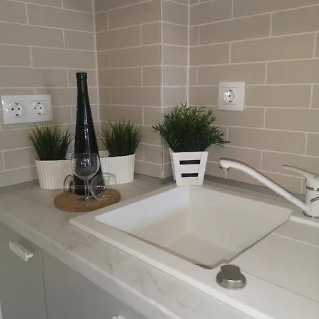 アパートホテル Makis Nest