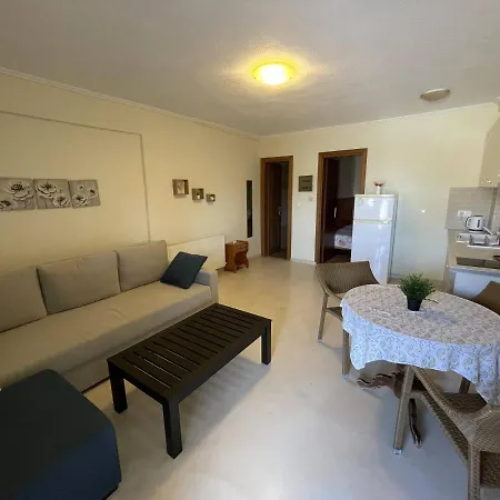 アパートホテル Makis Nest 3*