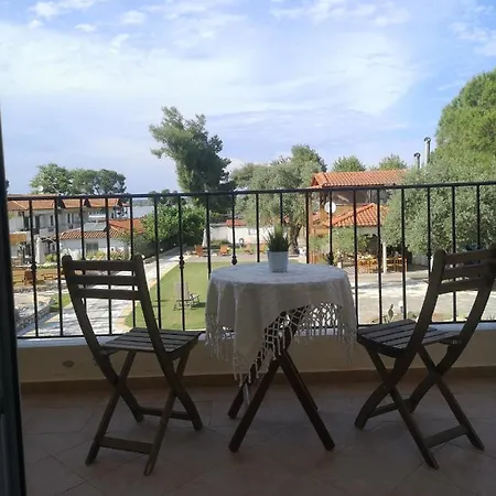 アパートホテル Makis Nest 3*