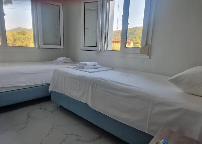 Makis Nest Aparthotel 3*