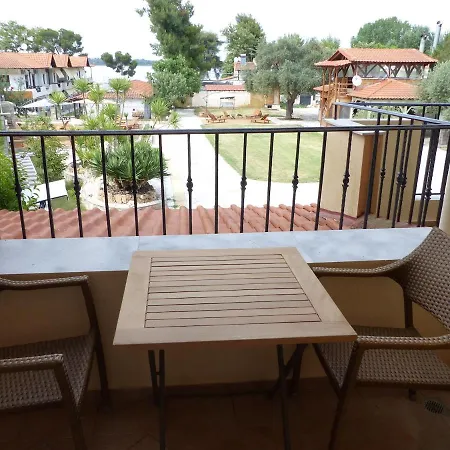 Makis Nest Aparthotel 3*