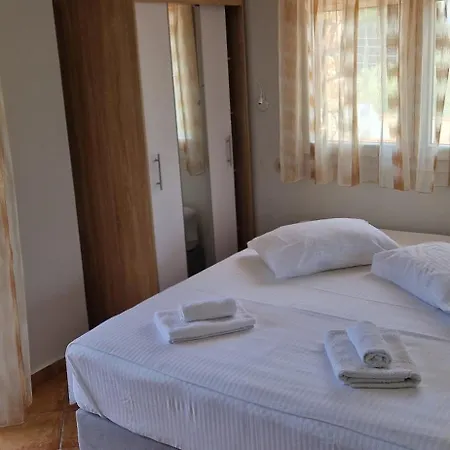 Aparthotel Makis Nest