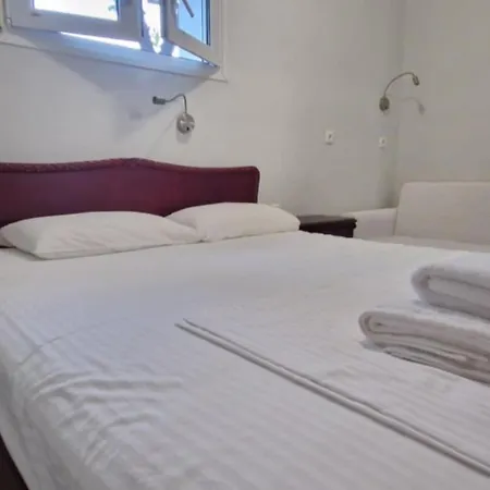 Aparthotel Makis Nest 3*