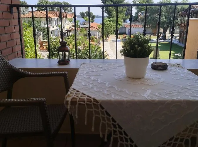 Makis Nest Aparthotel Vourvourou