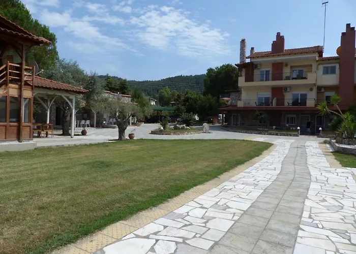 Aparthotel Makis Nest 3*