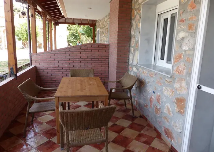 Makis Nest Vourvourou