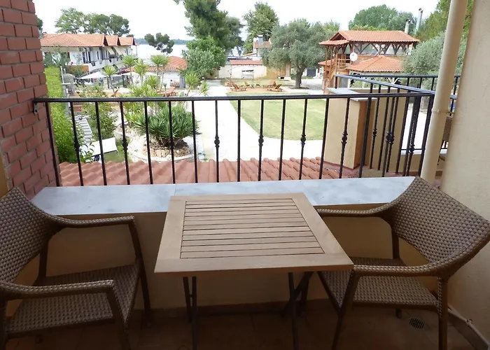 Makis Nest Aparthotel 3*