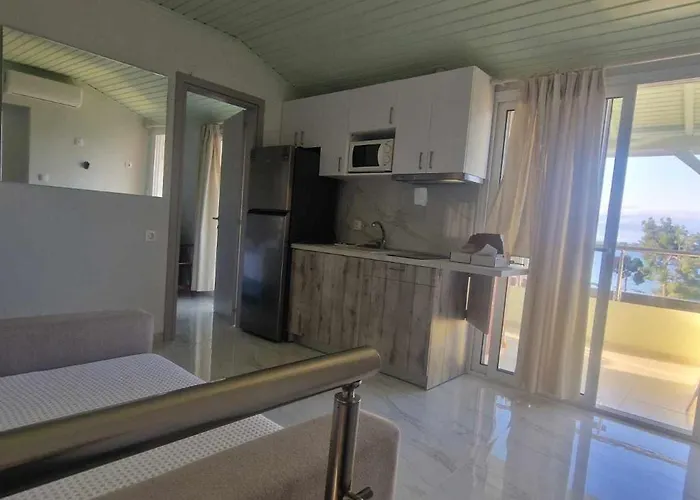 Aparthotel Makis Nest 3*