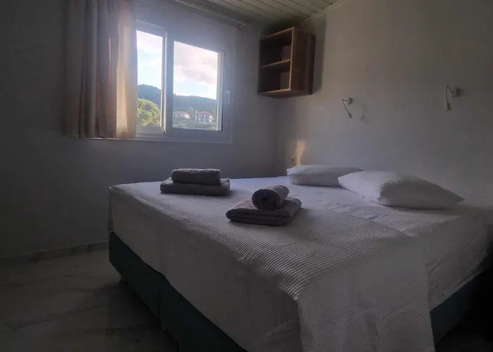 Makis Nest Aparthotel 3*