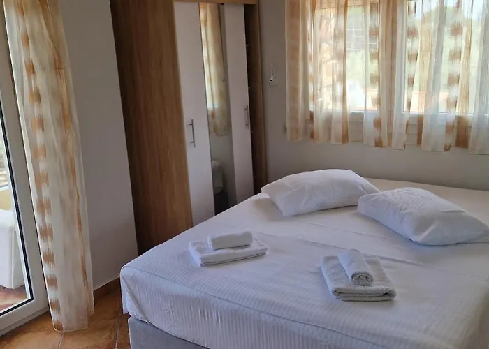 Aparthotel Makis Nest